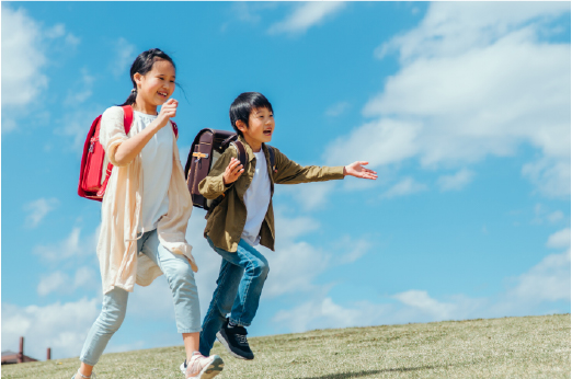 公園で過ごす家族